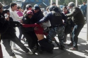 Desalojo de militantes de la Tupac Amaru en el IPV de Salta. Credito FM Capital