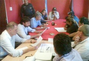 Julio Cesar Loutaif Ministro de Gobierno,  Eduardo Costello, Ministro de Trabajo, en reunión con desocupados en Mosconi