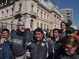 El Perro Santillán y sus seguidores ayer en la Plaza Belgrano al ser proclamado Secretario General del SEOM. Crédito El Tribuno.