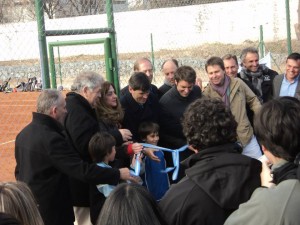 Funcionarios Provinciales y el tenista Agustín Caleri tiran la cinta de inauguración de las canchas del Prof Patrese