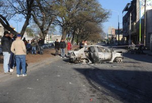 Después del accidente, personas que no fueron identificadas (se ignora si eran vecinos o transeúntes) incendiaron el auto que conducía Lucas Jiménez. LA GACETA