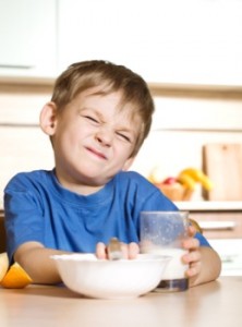 niño desayunando