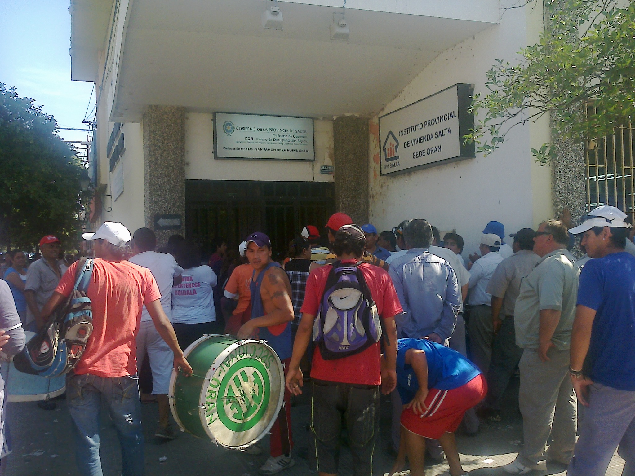 Trabajadores Municipales cortan la salida de la sede del ministerio de trabajo. Orán. Crédito Revista Norte