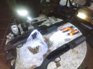 Armas secuestradas del vehículo del agresor
