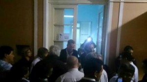 El Diputado Claudio Del Plá con los docentes anoche en la Legislatura
