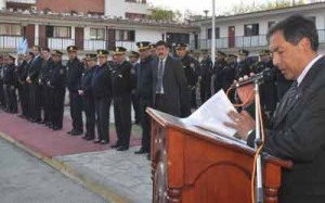 Día de la ceremonia de ascenso a los policías acusados de torturas.