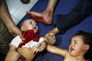 Niños heridos en el bombardeo de Israel a la escula de la agencia de la ONU para los refugiados palestinos de Beit Hanoun, en la Franja de Gaza. Credito AP