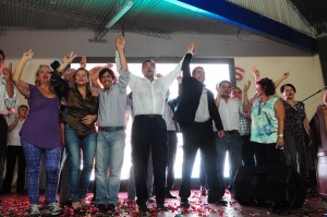Isa levanta la mano del candidato a intendente en Orán, Tony Contreras, y el de Metán, Luis Caillou.