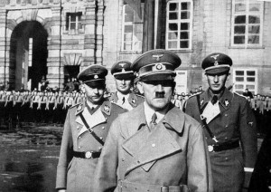 El Führer, Adolf Hitler, acompañado de Himmler (izda.) y Heydrich (dcha.).