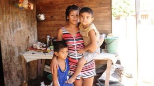 La mamá y sus otros dos hijos. Daniela tiene 22 años y vive en una casilla. Cuenta que al bebé que murió “lo alimentaba con agua dulce y arroz”. Foto: Fernando de la Orden/enviado especial