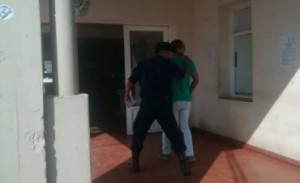 Ariel Barrios trasladado esposado a Tribunales. Credito: Radio Ciudad