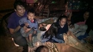 Cesar Arias anoche con su familia en la Carpa de la Resistencia Guaraní, luego de recuperar su libertad